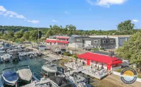 Pool, Beach Walk & Lake Views in Fontana - Villa