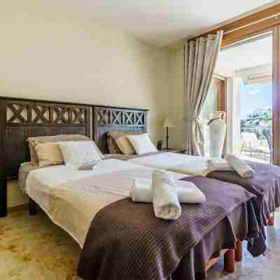 Marbella Mountain with Sea View and Pool - Happy Rentals Rooms
