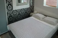 Charming Wooden Cottage Madelief 4p Close to Lake Lauwersmeer