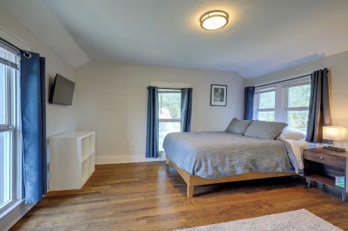 Charming Home Walkable to Downtown Lee's Summit - 3-Star