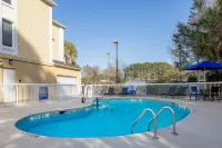 Holiday Inn Express CHARLESTON US HWY 17 & I-526 by IHG - parking