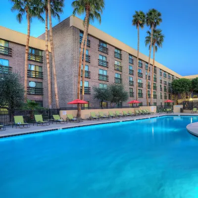 DoubleTree by Hilton Phoenix North Hotels near North Mountain