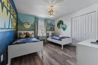 Resort Access Pool Sleeps 10 Themed Rooms - Balcony