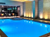 Warwick Seattle - Pools