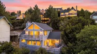 Golden Hour Lodge by Avantstay BBQ + Great Room + Multiple Decks Lake & Sunset Views - WiFi