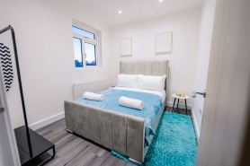 Modern 2BR Flat Steps from Cardiff Pubs & Town