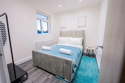 Modern 2BR Flat Steps from Cardiff Pubs & Town - Condos