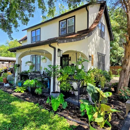 3-bedroom Modern home in welcoming Topeka with WiFi, AC