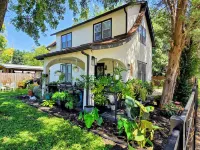 3-bedroom Modern home in welcoming Topeka with WiFi, AC - Homestays