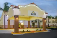 Days Inn & Suites by Wyndham Tampa near Ybor City - Park Yeri