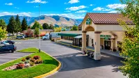 Broadway Inn Conference Center - Parkplatz