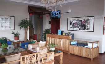Fuxian Lake Renhe Hotel (Luchong Scenic Area)