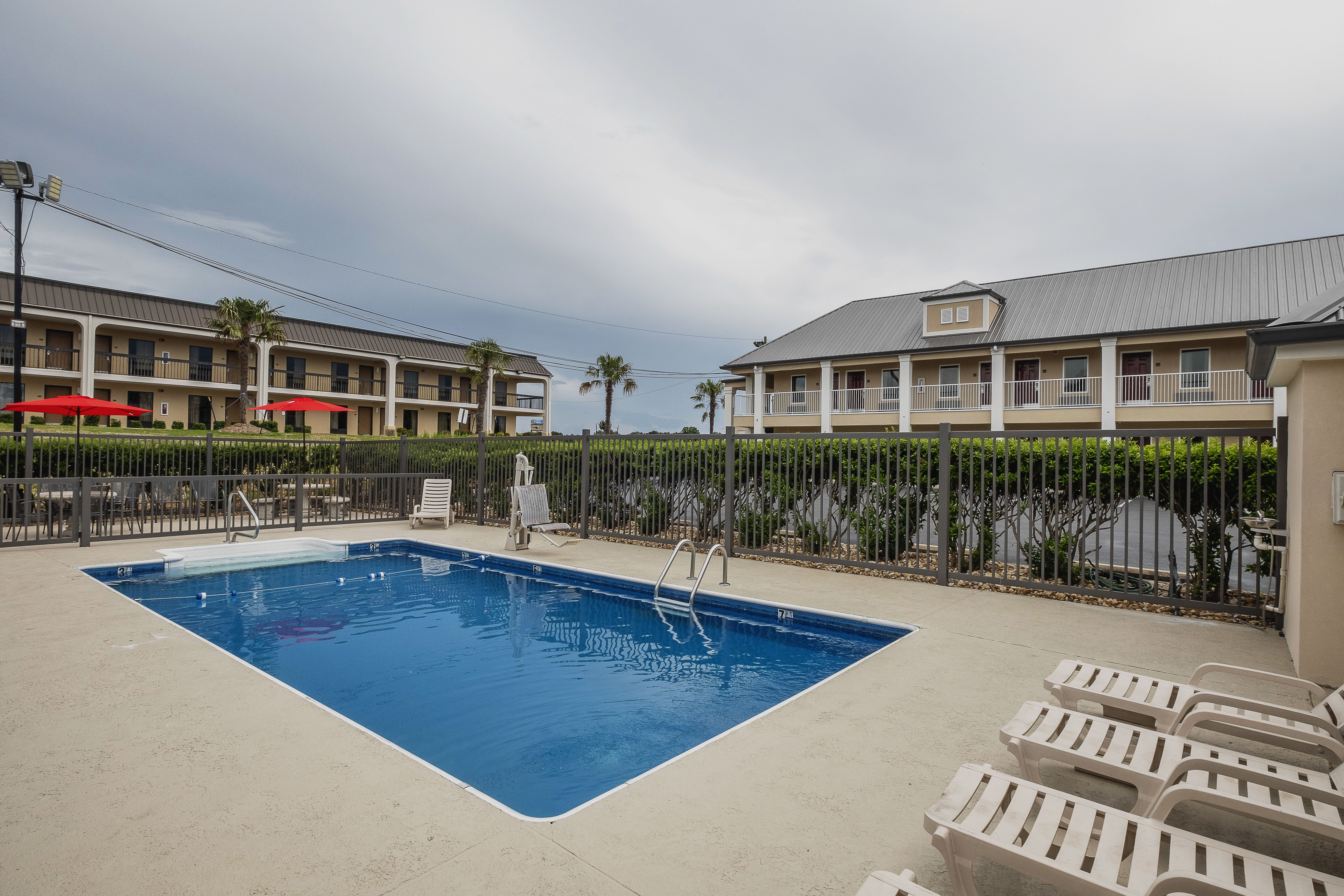 Red Roof Inn & Suites Calhoun