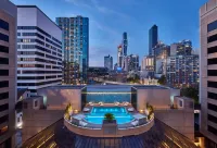 Crowne Plaza MELBOURNE by IHG - สระว่ายน้ำบนดาดฟ้า