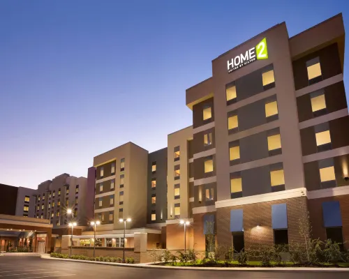 Home2 Suites by Hilton Birmingham Downtown Отели рядом с достопримечательностью «Научный Центр МакУэйн»