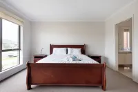 5Br Luxury House 20 Min to CBD Spacious Living