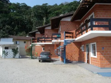 Cond Apartamentos Chalés San Marino Отели рядом с достопримечательностью «Ubatuba Bus Station»