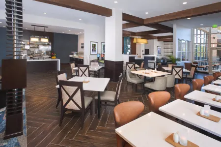 Hilton Garden Inn Burbank Los Angeles Отели рядом с достопримечательностью «Gordon Biersch Brewery Restaurant»