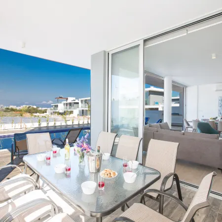 Villa Prol17, Exquisite 5Bdr Villa with Pool, Close to Fig Tree Bay Beach