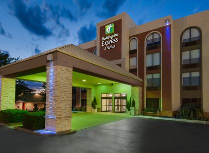 Holiday Inn Express & Suites Bentonville