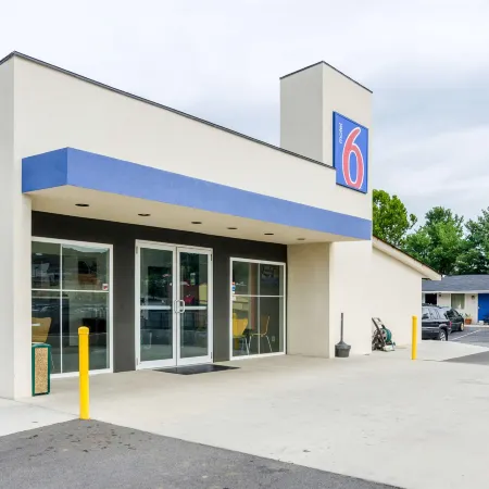 Motel 6 Troutville, VA Отели в г. Ботетот