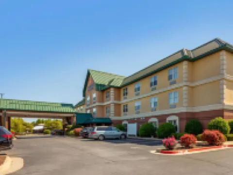 Comfort Inn & Suites Fayetteville-University Area Hotels in Washington County