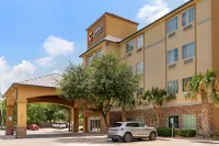 Comfort Inn & Suites Near Six Flags & Medical Center Hotels in der Nähe von Recreation Wellness Center