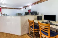 Econo Lodge Inn & Suites - Moteles