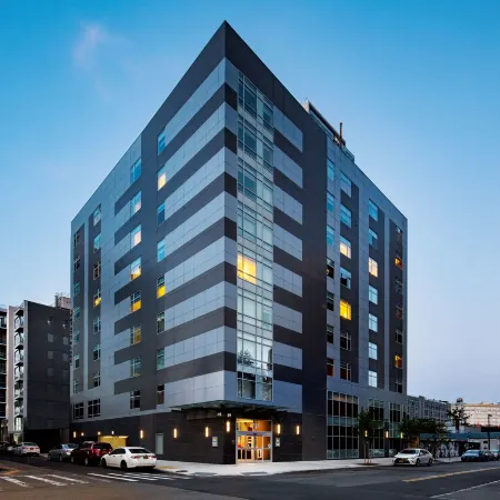 Hyatt Place Long Island/New York City Отели рядом с достопримечательностью «Станция метро Queens Plaza»