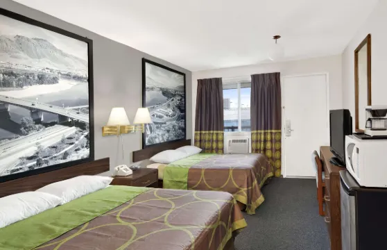 坎盧普斯東速8酒店