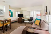 Residence Inn Fort Myers Hotel dekat Fort Myers