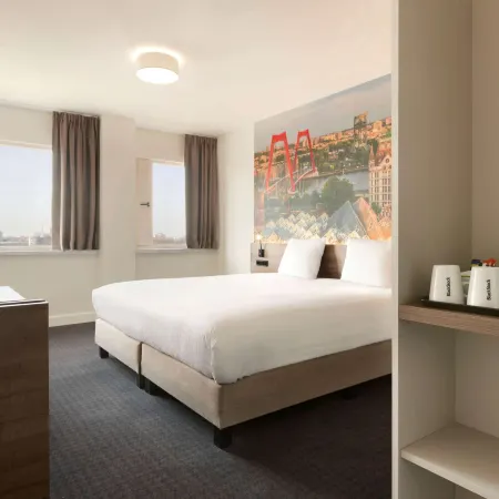 Rotterdam Teleport Hotel
