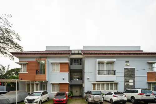 RedDoorz Plus near Siloam Karawaci Hotels in Curug