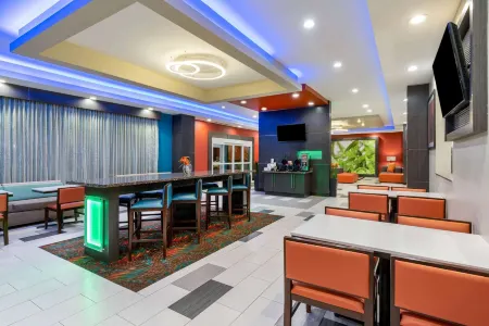 La Quinta Inn & Suites by Wyndham Muskogee Отели рядом с достопримечательностью «Парк Сполдинг»