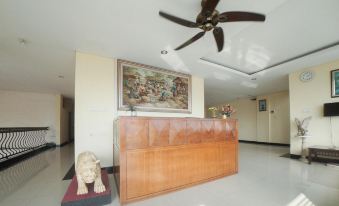 RedDoorz Plus Near Green Pramuka Square Mall