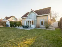 Detached Well-Kept Villa with Garden, Near the Beach