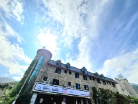 Seorak Mt., the East Sea and Hot Spring Hotels near Sinheungsa Temple