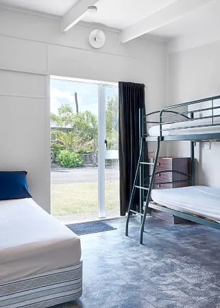 Mercury Bay Holiday Park Отели рядом с достопримечательностью «The Lost Spring»