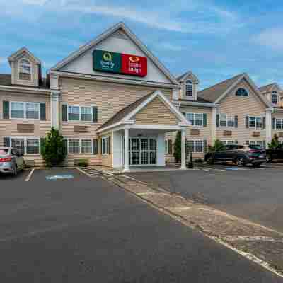 Quality Inn & Suites Hotel Exterior
