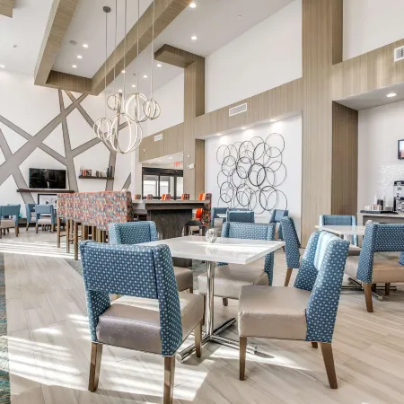 Hampton Inn & Suites North Dallas Central Expy Отели рядом с достопримечательностью «Парк Уайт Рок Лейк»
