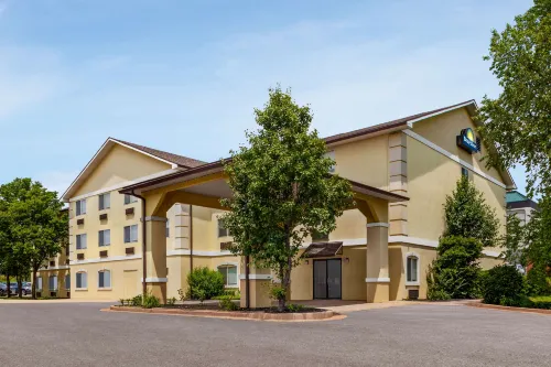 Days Inn by Wyndham Kansas City International Airport - Family