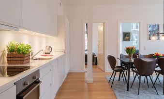 Sanders Leaves - Pleasant Four-Bedroom Apartment in Downtown Copenhagen