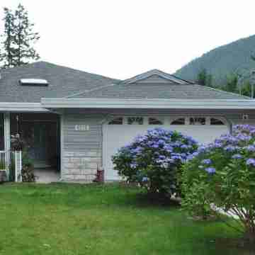 Madeira Park Oceanview Suites Hotel Exterior