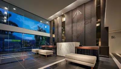 熱帶八號套房飯店 Shree Muniswarar Kulil Waterfall Temple附近的飯店