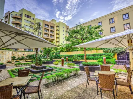 City Lodge Hotel Umhlanga Ridge Отели рядом с достопримечательностью «WavePark Gateway»