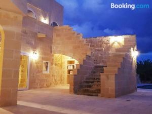 Farmhouse Villa in Gozo with Large Pool & Garden