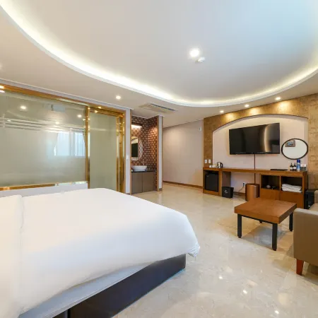 The King Hotel Отели рядом с достопримечательностью «Район Сентум-Сити»