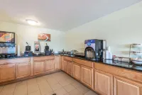 Days Inn by Wyndham Middletown/Newport Area - breakfast