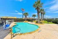 Microtel Inn & Suites by Wyndham New Braunfels - Pool