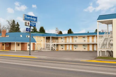 Travelodge by Wyndham Quesnel Отели в г. Квеснел